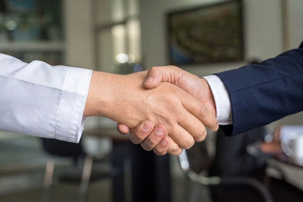 Geschaeftspartner beim Handschlag